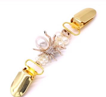 Broche/cardigan lukker - guld med perler og edderkop