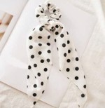 Scrunchi med et lille tørklæde - hvid med sorte polka prikker