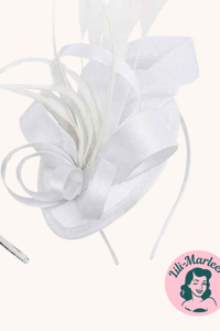 Betager – Hvid Fascinator på Hårbøjle med Satin og Fjer 