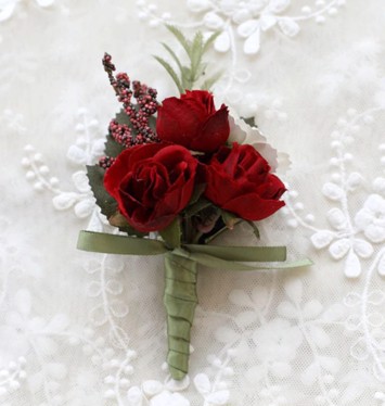 Knabhulsbuket, røde roser og lille hvid blomst 