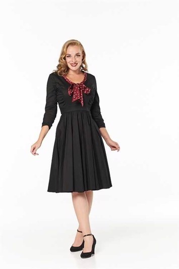 Precipice æstetisk Kæledyr 50´er kjole - Lila - smuk sort kjole med vinrødt detalje ved halsen