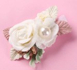 Hårklips med blomster/roser - ivory/hvid med perle (M16)