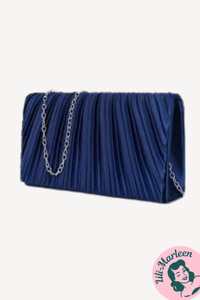 Miss Cleo – Elegant Mørkeblå Satin Clutch med Plissé & Sølvrem 