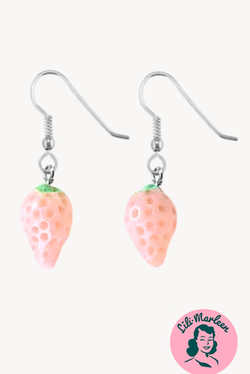 Lyserøde jordbærøreringe – sart sommerromantik og finurlig charme