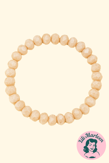 Emely – Elastisk Armbånd med Sandfarvede Facetperler