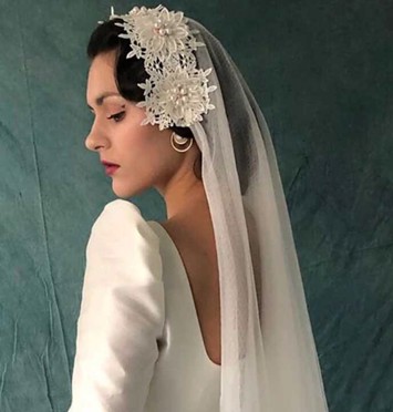 Brudeslør med blomster/sten i offwhite
