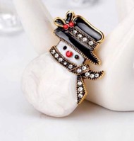 Julebroche - snemand med med sort hat og glitrende sten, guld