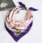 Vintage satin tørklæde; Creme/sart lyserød med smukke blomster og lilla kant 