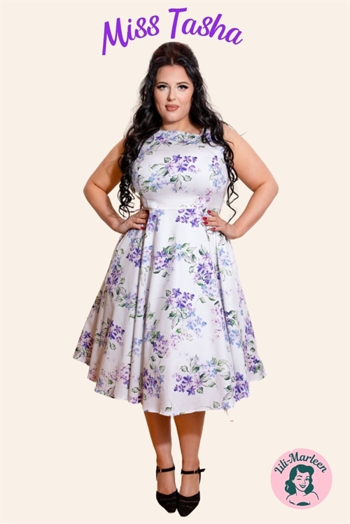 Tasha Floral – Vintage-Inspireret Swingkjole i Plus Size med Sommerblomster og Elegance