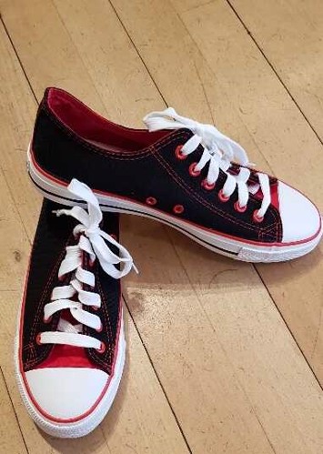 Sneakers - fede Sneakers i sort med rød