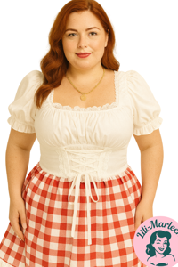 Miss Seraphina – Hvid Bluse med Snøredetalje og Ruffle-ryg