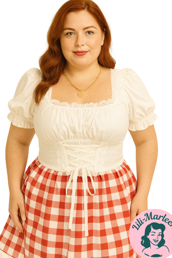 Miss Seraphina – Hvid Bluse med Snøredetalje og Ruffle-ryg